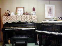 塚口教室のアップライトピアノの写真