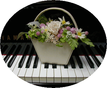 鍵盤と花かごの写真