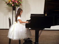 発表会白いドレスの女の子の演奏風景写真